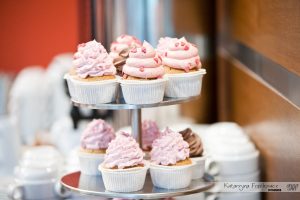 fotografia kulinarna zdjęcia muffinek na srebrnej paterze